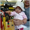 3/28 寶寶還滿喜歡這種東西的(我看不太懂這在玩什麼)