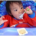 10/9 很認真地吃優格!