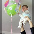 5/8 Q寶好像還滿喜歡氣球的