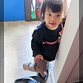 4/10 試穿爸爸的夾腳拖,很得意的模樣