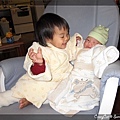 1/1 「耶!親到了!親到了!」(弟弟滿臉無奈)