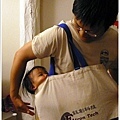 10/8 寶寶剛好可以裝進購物袋耶!XD