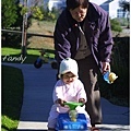 11/25 婆幫寶寶推小車子，寶寶好開心啊！