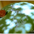 蛋糕上寫著「Happy Birthday Joyce」