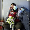 12/11 看到媽媽抱弟弟,陳小牛也跑來討抱(還戴弟弟的帽子,太小了好好笑)
