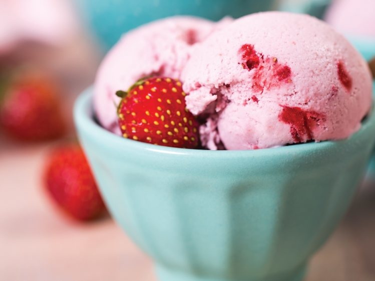 vegan-strawberry-ice-cream-recipe-749x562.jpeg