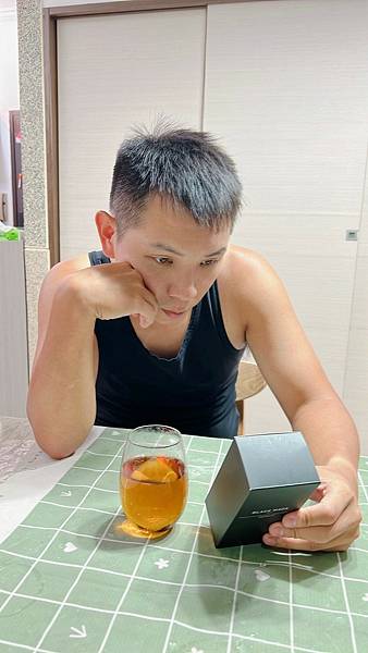 先生在研究津津根之屋-祕魯黑瑪卡粉包裝營養標示