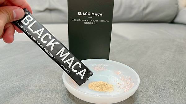 津津根之屋-祕魯黑瑪卡粉倒出粉末