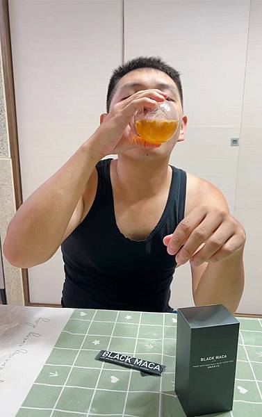 先生飲用津津根之屋-祕魯黑瑪卡粉