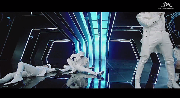 SHINee_Everybody_21.png