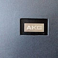 04.這是仿品得上蓋內部AKG銘版是凹陷的,正品這裡是平的