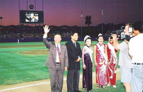 外交生涯憶應道奇球場邀請以貴賓身分向觀者揮手致意