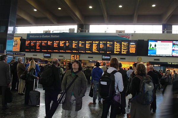 英國搭火車的特色.. 所有人都在大廳等月台的號碼出現