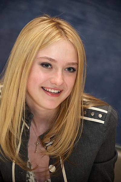 Dakota Fanning_13.jpg