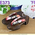 【KE373】日本咖啡色桐木~米色底菊花方格紋傳統型高跟木屐24cm 1.jpg