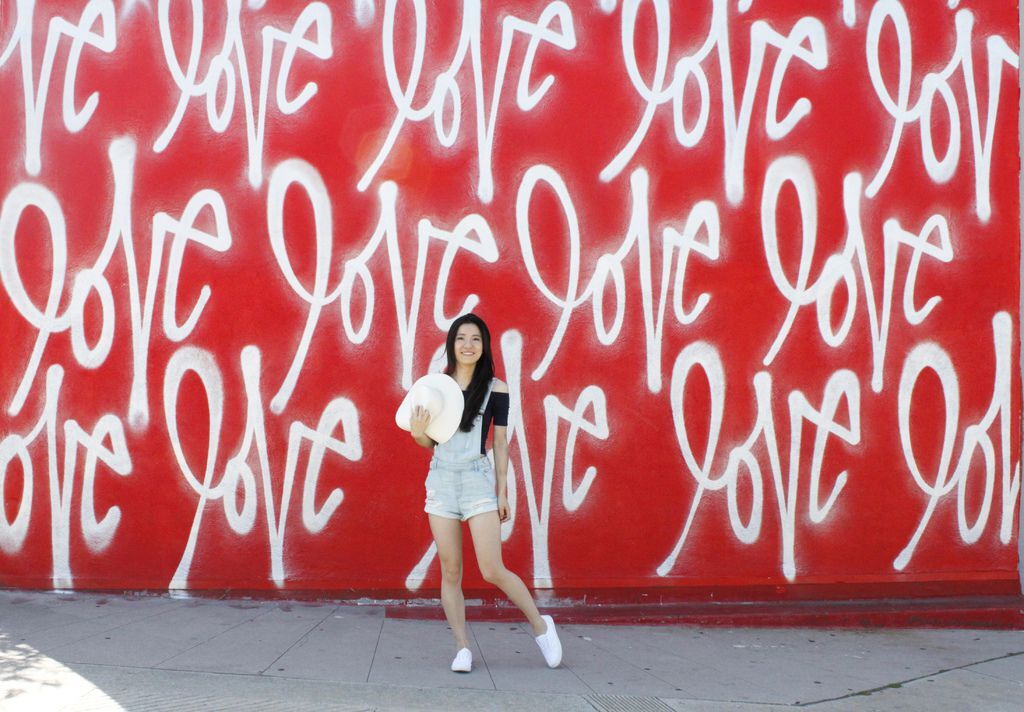 the red love wall la photo spot