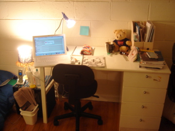 白色色調的書桌跟小白很搭～桌上有可愛的UPenn小熊！旁邊的木質folder架子之後想要用水彩上色