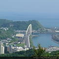 山上眺望和平島新作的橋