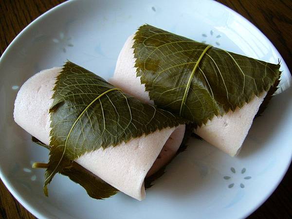 A_rice_cake_filled_with_sweet_bean_paste_and_wrapped_in_a_pickled_cherry_leafkatori-cityjapan-800x600.jpg