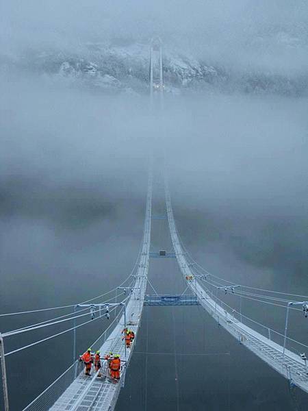 挪威哈丹格爾橋Hardanger Bridge,Norway挪威哈丹格爾橋-大橋長1380米，主跨1310米，規劃有兩個7,5米的車道及自行車的車道，新哈丹格爾吊橋將在2013年完成,將是世界上最長跨度的懸浮橋