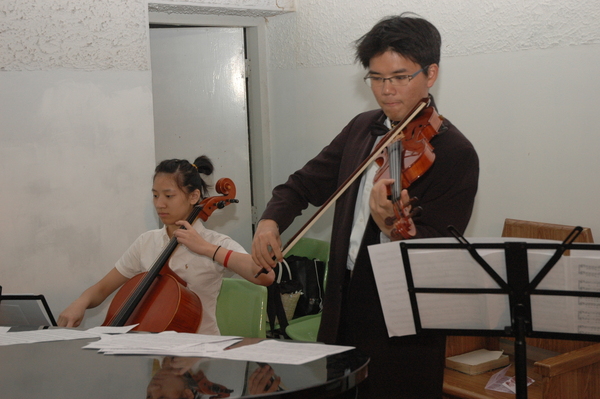 彥宇和舒婷為我們拉小提琴和大提琴