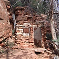 河邊的一處廢棄小屋