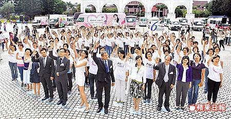 國健局昨辦婦癌衛教活動，婦癌篩檢車（後方粉紅色車）將在各縣市提供篩檢服務