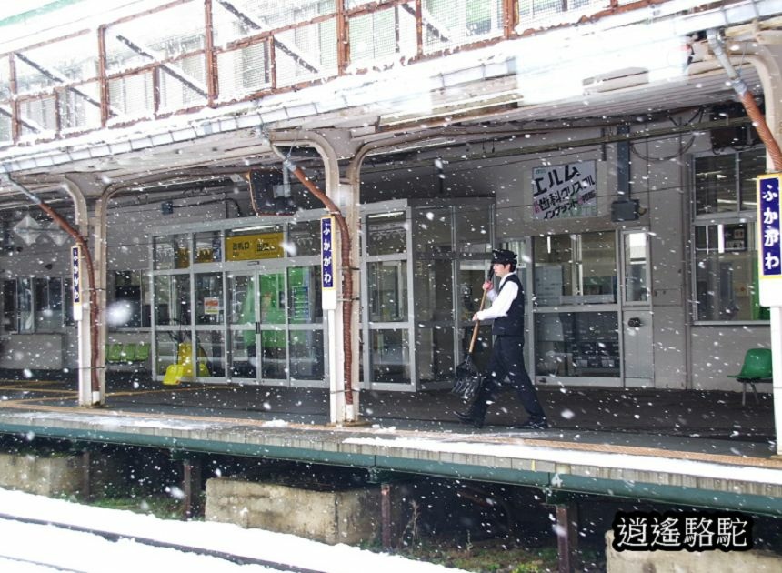 深秋的旭川車站大雪-日本駱駝