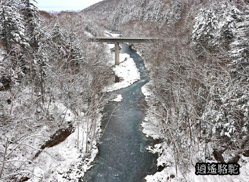 深秋白雪的白鬚瀑布-日本駱駝