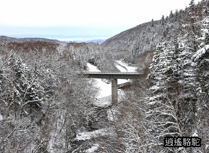 深秋白雪的白鬚瀑布-日本駱駝