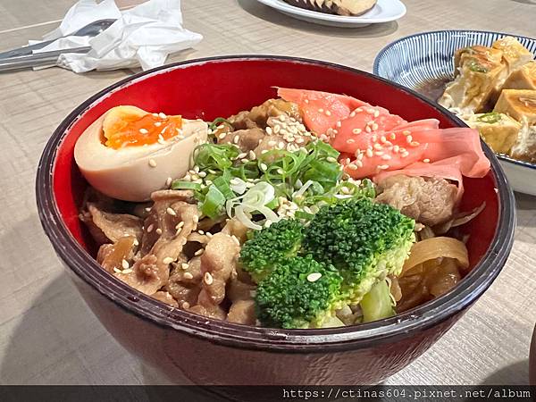「新竹。食記」à Table，藏於巷弄中的中式麵食，大推平價特色好食的滷味小菜(內含菜單)，快列入口袋名單