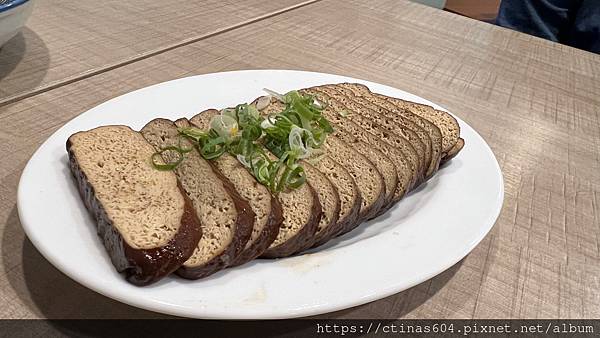 「新竹。食記」à Table，藏於巷弄中的中式麵食，大推平價特色好食的滷味小菜(內含菜單)，快列入口袋名單