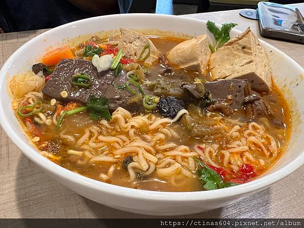 「新竹。食記」à Table，藏於巷弄中的中式麵食，大推平價特色好食的滷味小菜(內含菜單)，快列入口袋名單