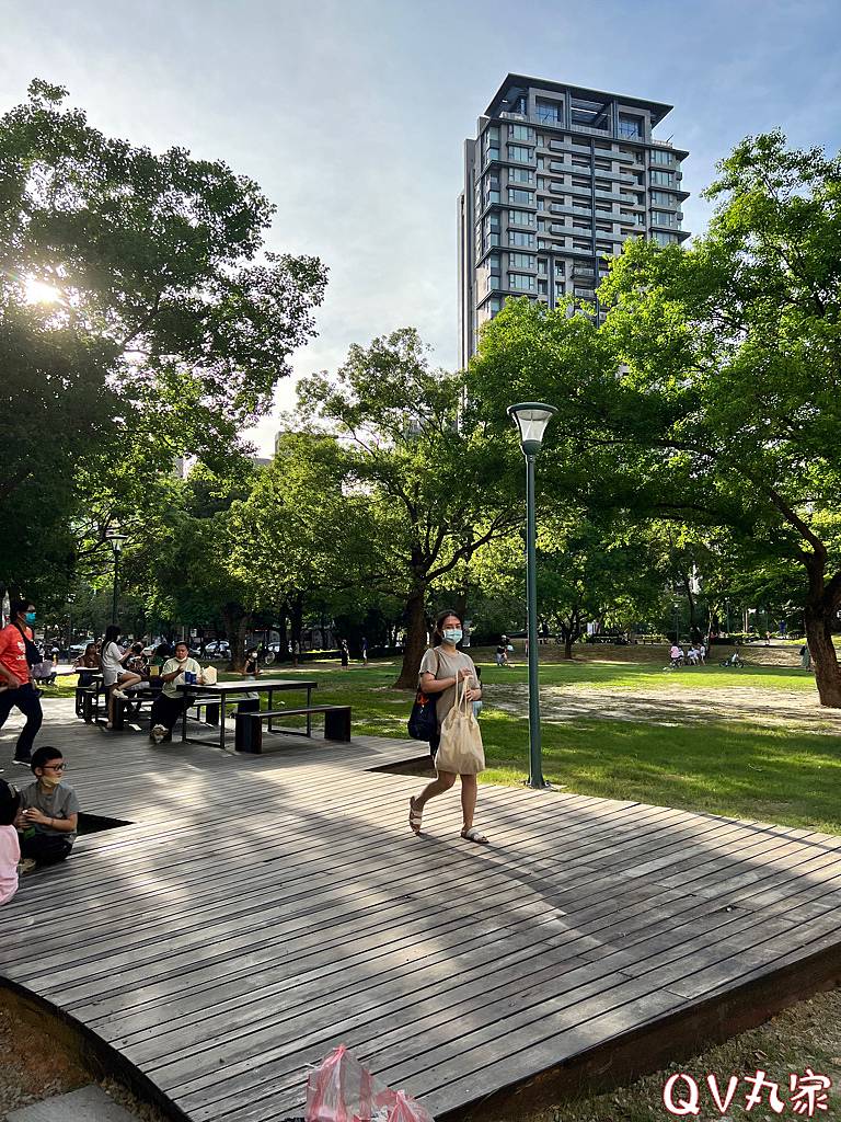 「新竹。景點」關新公園~磨石子溜滑梯、攀爬遊戲台、塗鴉遊戲牆