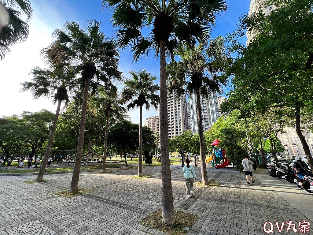 「新竹。景點」關新公園~磨石子溜滑梯、攀爬遊戲台、塗鴉遊戲牆