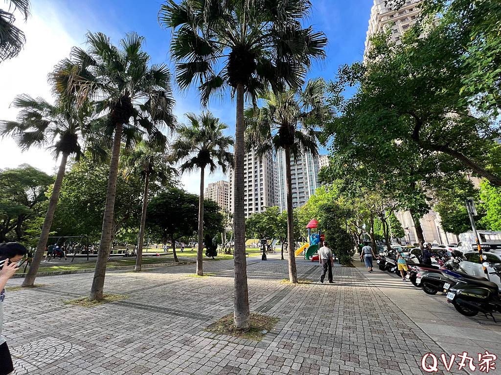 「新竹。景點」關新公園~磨石子溜滑梯、攀爬遊戲台、塗鴉遊戲牆