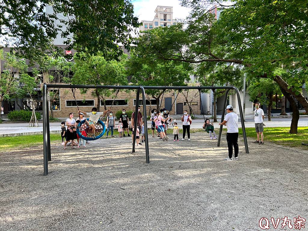 「新竹。景點」關新公園~磨石子溜滑梯、攀爬遊戲台、塗鴉遊戲牆