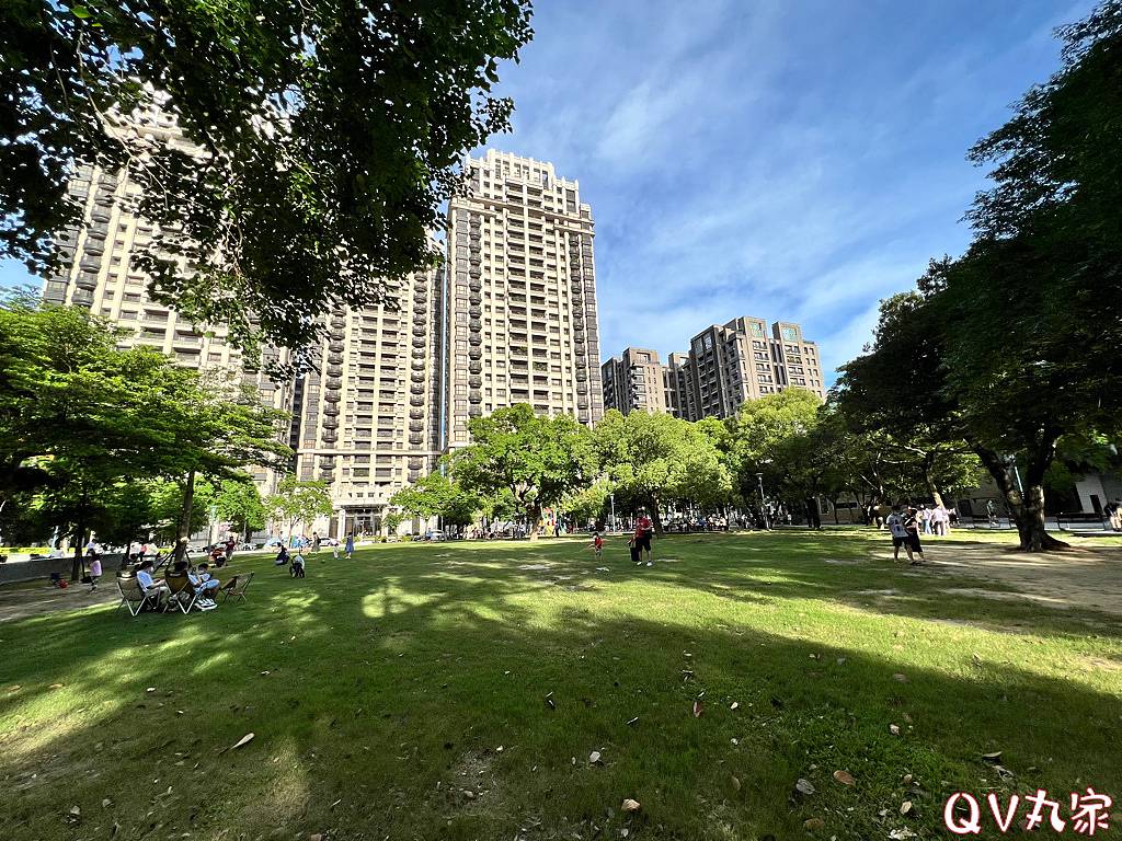 「新竹。景點」關新公園~磨石子溜滑梯、攀爬遊戲台、塗鴉遊戲牆