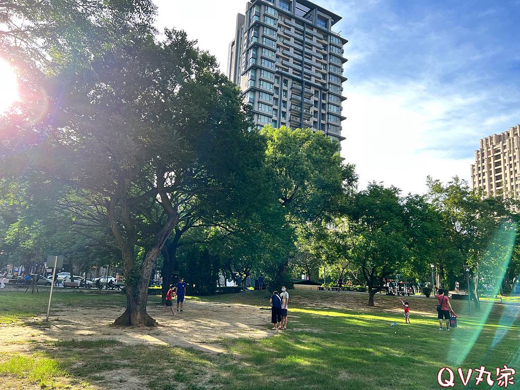 「新竹。景點」關新公園~磨石子溜滑梯、攀爬遊戲台、塗鴉遊戲牆