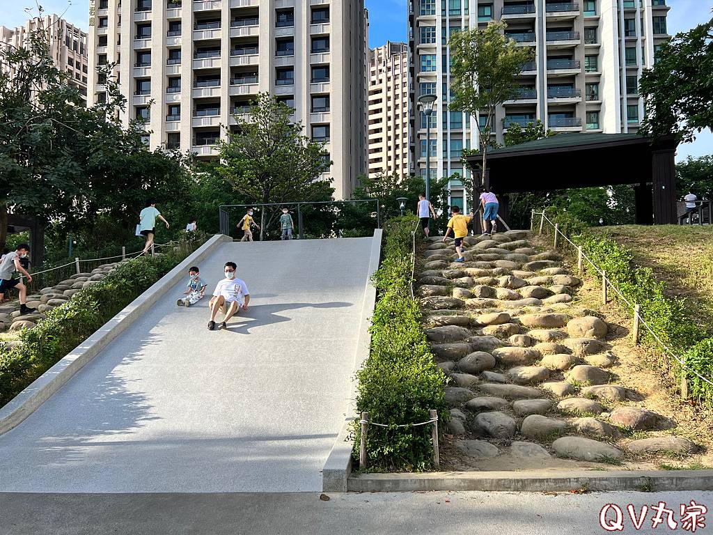 「新竹。景點」關新公園~磨石子溜滑梯、攀爬遊戲台、塗鴉遊戲牆