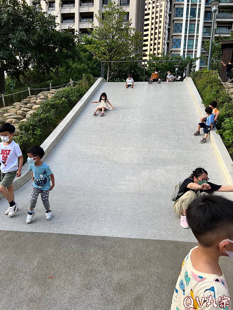 「新竹。景點」關新公園~磨石子溜滑梯、攀爬遊戲台、塗鴉遊戲牆