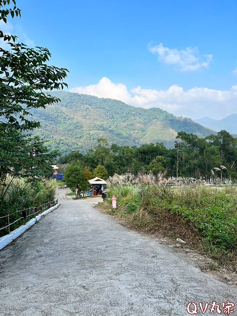 「桃園。露營」可飛鹿營區，有沙坑、戲水池、大草皮和五星級衛浴