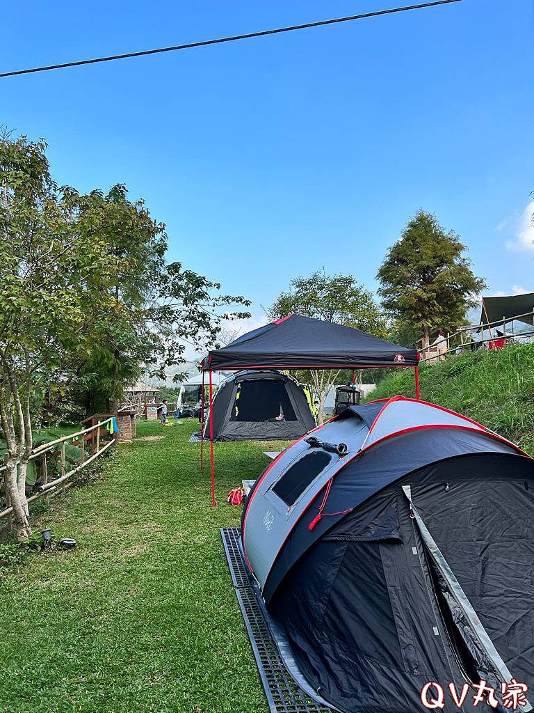 「桃園。露營」可飛鹿營區，有沙坑、戲水池、大草皮和五星級衛浴