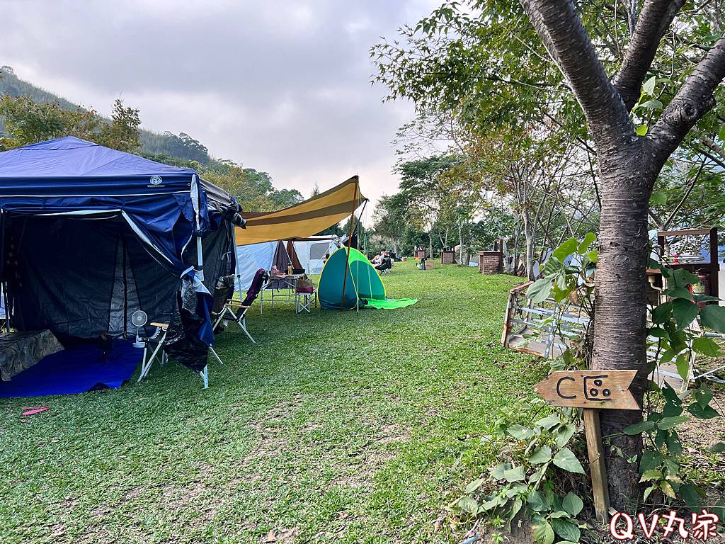 「桃園。露營」可飛鹿營區，有沙坑、戲水池、大草皮和五星級衛浴