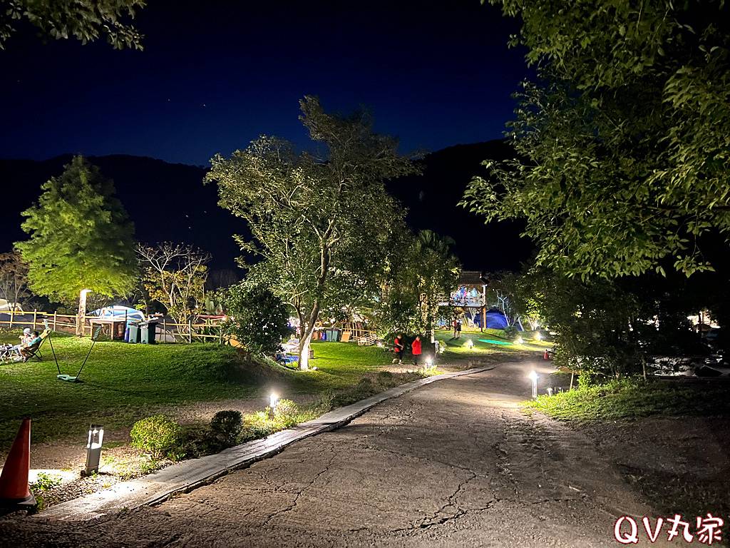 「桃園。露營」可飛鹿營區，有沙坑、戲水池、大草皮和五星級衛浴