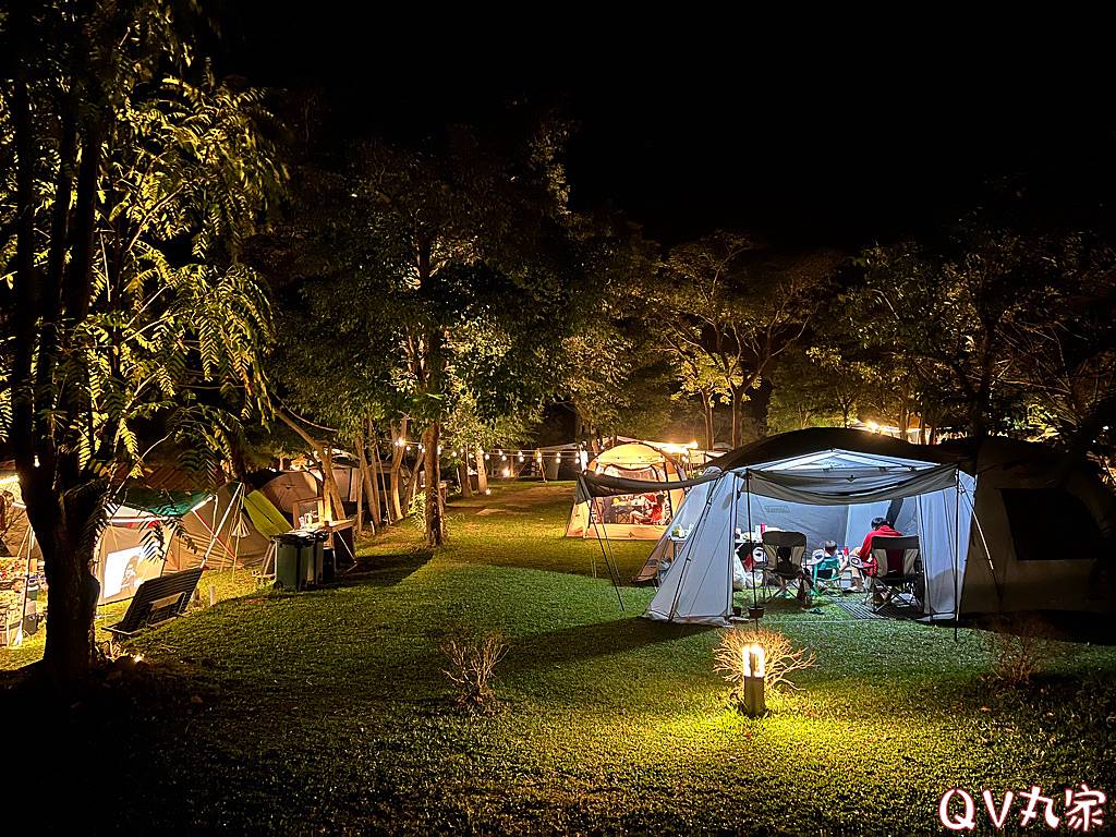 「桃園。露營」可飛鹿營區，有沙坑、戲水池、大草皮和五星級衛浴