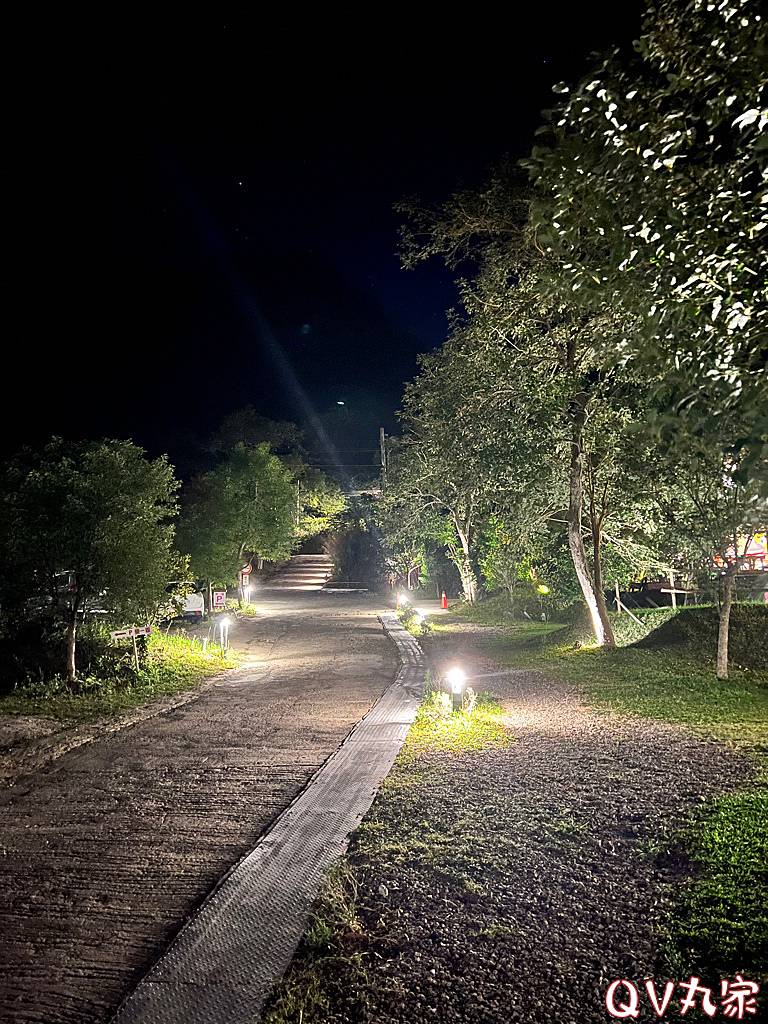 「桃園。露營」可飛鹿營區，有沙坑、戲水池、大草皮和五星級衛浴