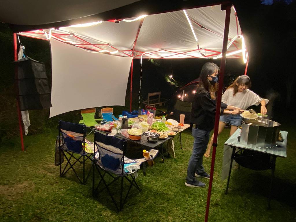 「桃園。露營」可飛鹿營區，有沙坑、戲水池、大草皮和五星級衛浴