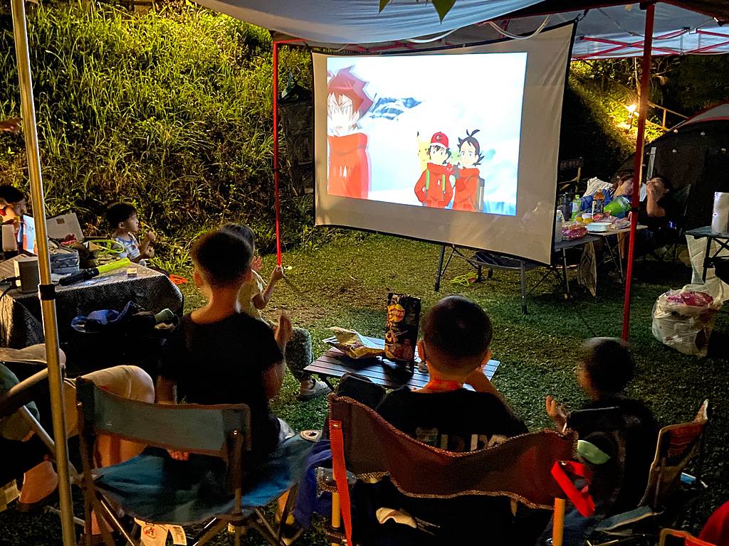 「桃園。露營」可飛鹿營區，有沙坑、戲水池、大草皮和五星級衛浴