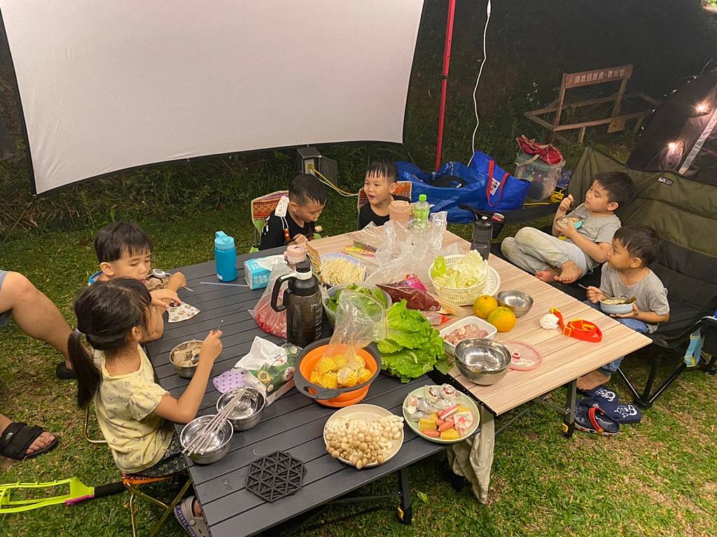 「桃園。露營」可飛鹿營區，有沙坑、戲水池、大草皮和五星級衛浴